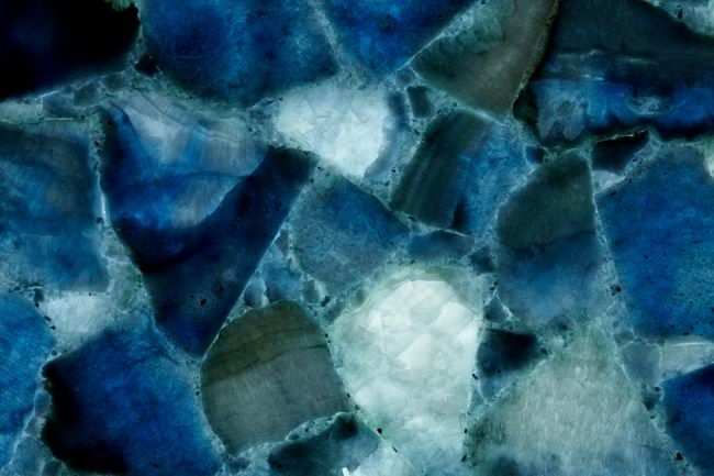 蓝水晶-透光++ice+blue+calcite+backlit.jpg