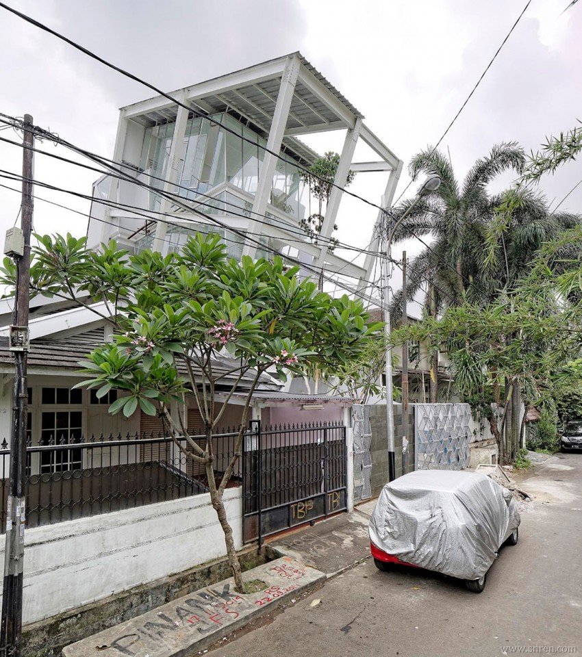 Slanted-House-01_snr.jpg