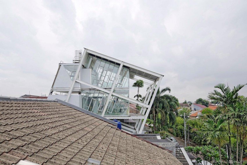 Slanted-House-02_snr.jpg