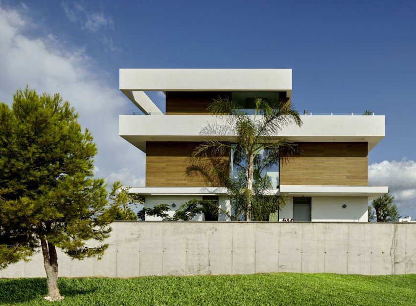 Designer-Villa-Close-to-the-Sea-01_snr.jpg