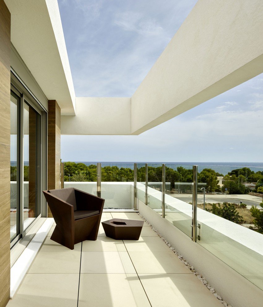 Designer-Villa-Close-to-the-Sea-06_snr.jpg