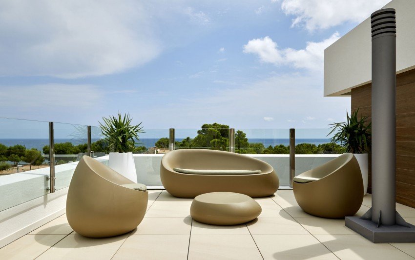 Designer-Villa-Close-to-the-Sea-05_snr.jpg