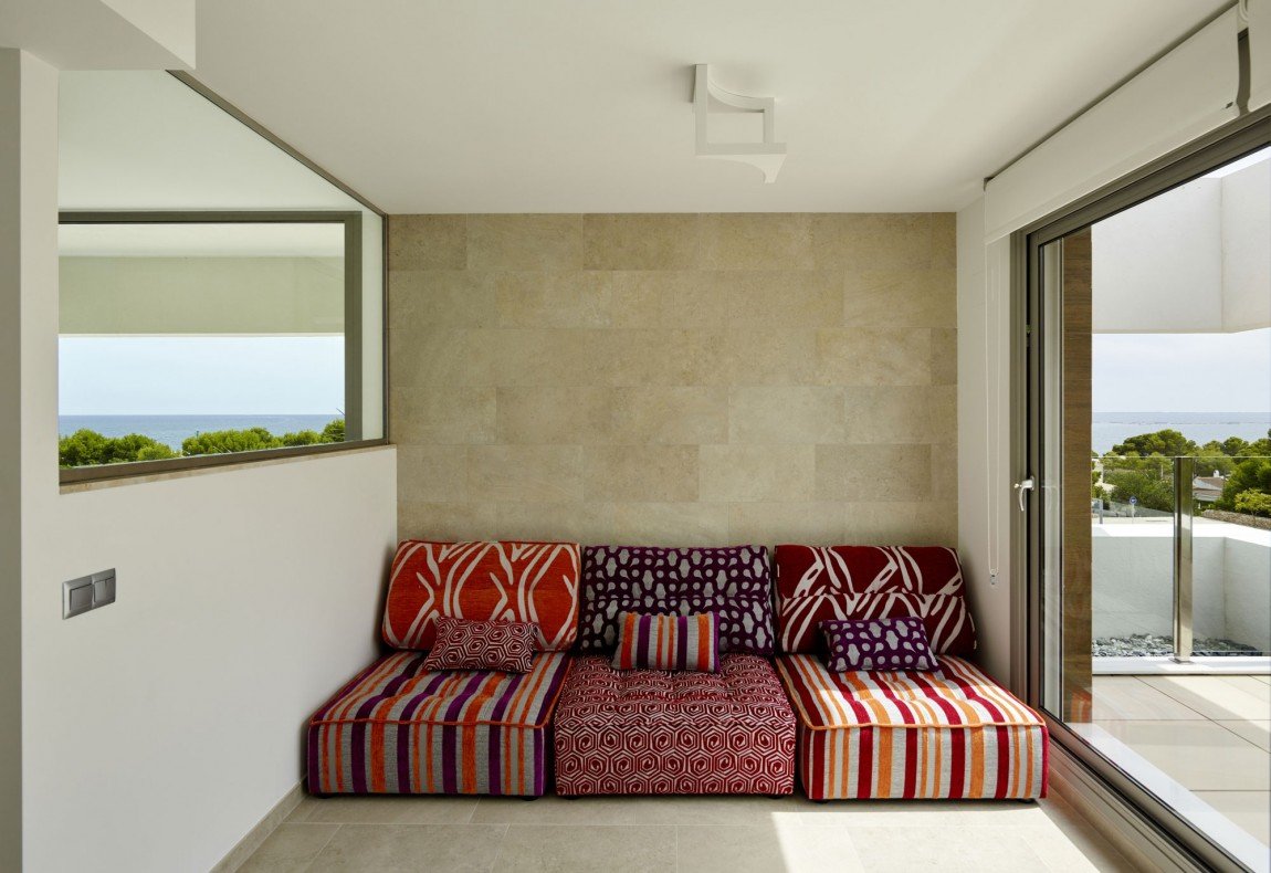 Designer-Villa-Close-to-the-Sea-10_snr.jpg
