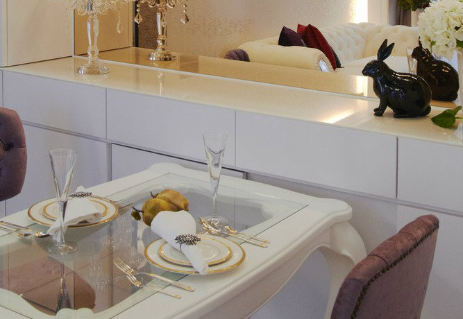 餐桌旁金属体架反射衬以琥珀色玻璃，构筑出开放性展示柜体，金色系的辉煌照映上法式家.jpg