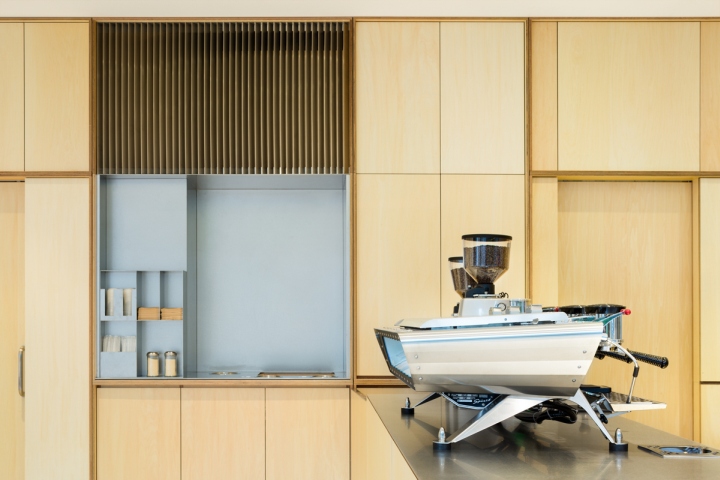 Blue-Bottle-Coffee-Roppoingi-by-Schemata-Architects-Tokyo-Japan-02.jpg
