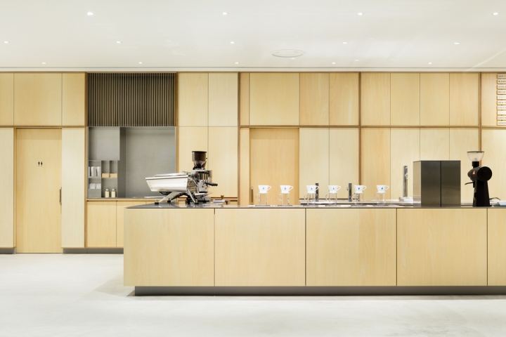Blue-Bottle-Coffee-Roppoingi-by-Schemata-Architects-Tokyo-Japan-03.jpg