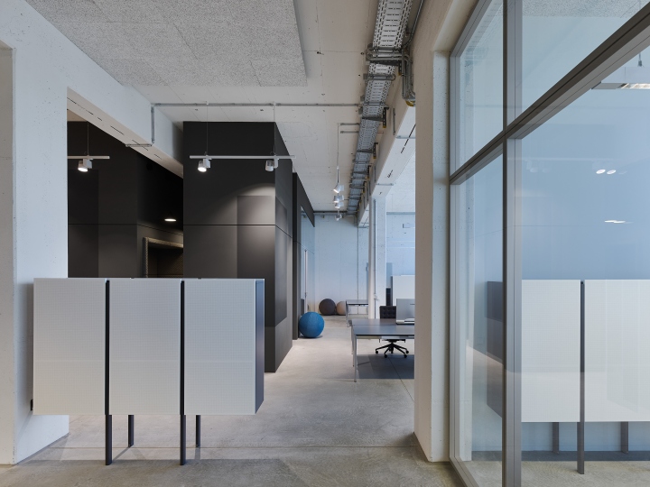 bw-LIVE-office-by-Studio-Alexander-Fehre-Munich-Germany-04.jpg