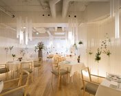 以透明感和花卉为主题的餐厅室内设计