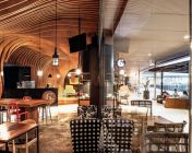 雅加达 波浪木材板条交付一个洞穴状的感觉  新六度咖啡馆