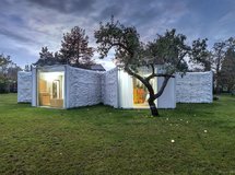 花园里的住宅。住宅里的花园