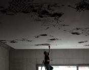 牛人用打火机烧天花板作画/Olivier Kosta