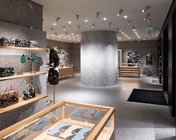 华伦天奴旗舰店 | 日本