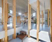 “木柱森林”中高低错落的办公空间室内设计