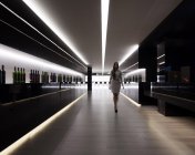 黑白有尝，西班牙某家葡萄酒零售店室内设计