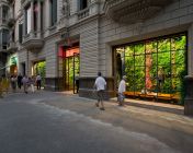 西班牙巴塞罗那的垂直花园服装店